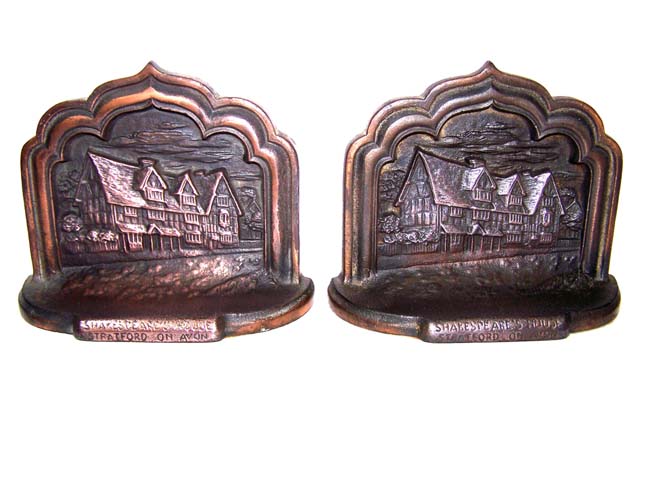 A pair of cast iron Antique Bookends depicting Shakespeare's birthplace in Stratford-on-Avon — image 2